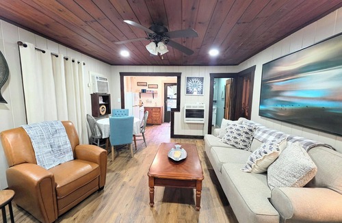 Mid America Cabin | Edgewater Resort - Cottage #9