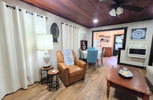 Mid America Cabin | Edgewater Resort - Cottage #9