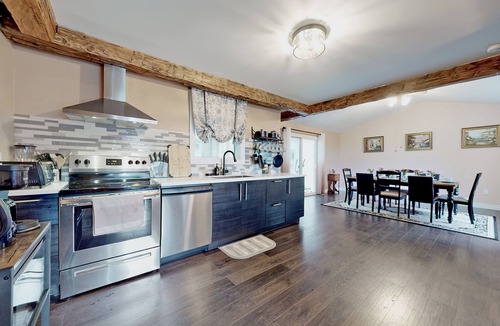 King Villa | Elegant & Cozy English Villa with beautiful fenced backyard