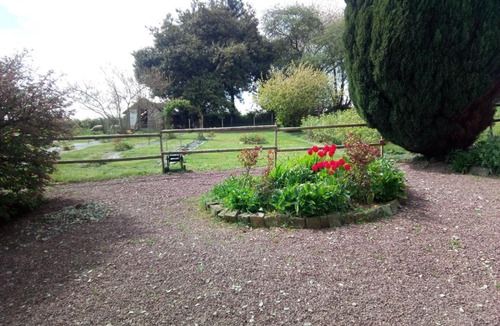 Saint-Nicolas-de-Pierrepont Bed & Breakfast | Elevage De La Hurie