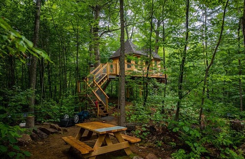 Saint-Faustin-Lac-Carre House | Elevated perched treehouse on the cliff at Lac Cordon | Lodging #15