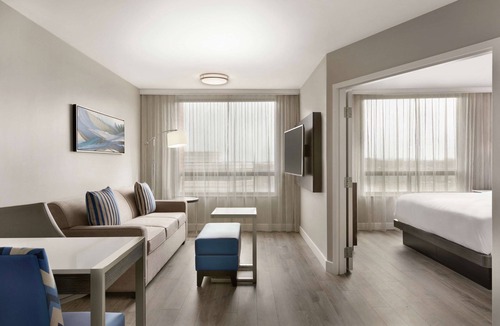 Pointe Claire Hotel | Embassy Suites by Hilton Montreal Airport