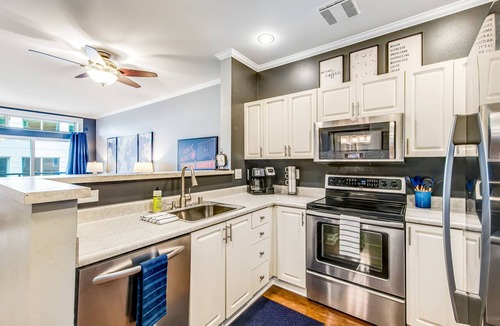 Belltown Condo | Emerald City Escape with Pool and Parking!