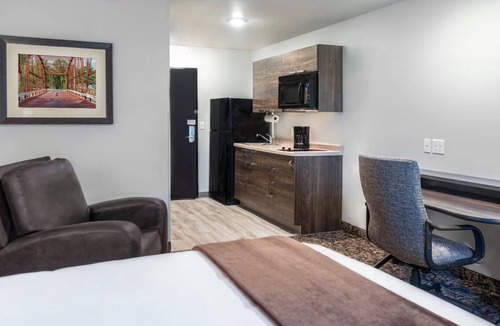 East Moline Hotel | Enjoy a Relaxing Stay Close to Scenic Trails w/Modern Amenities