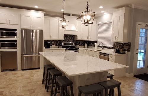 Foley House | ENJOY FALL AT THE BEACH~ Sleeps 24/7BR/6BA Priv Pool & Spa, Volleyball, Ent,Pet