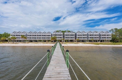 Carrabelle Condo | Enjoyable 2-bedroom waterfront condo in charming Carrabelle