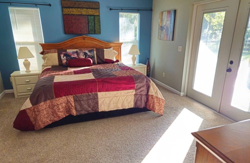 Ocala House | Entire Home, 5 minutes to WEC and FAST, 3bd, 3 bath FENCED 1 acre King bed.