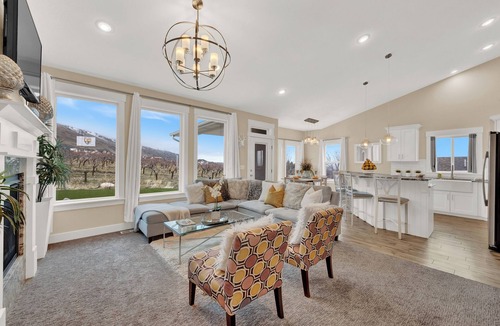 Perry House | Entire Home sleeps 16, Near Ski Resorts, Private Hot tub, and Fireplace over tub