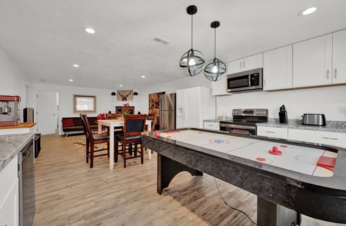 Perry House | Entire Home sleeps 16, Near Ski Resorts, Private Hot tub, and Fireplace over tub