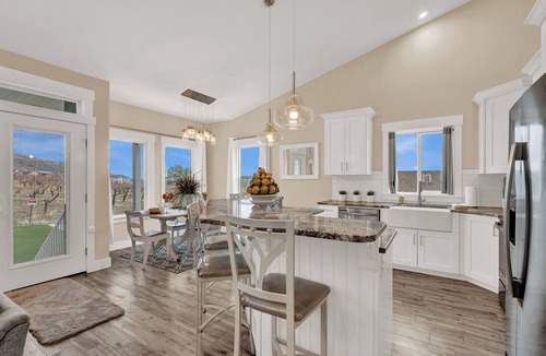Perry House | Entire Home sleeps 16, Near Ski Resorts, Private Hot tub, and Fireplace over tub