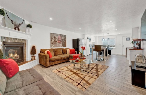 Perry House | Entire Home sleeps 16, Near Ski Resorts, Private Hot tub, and Fireplace over tub