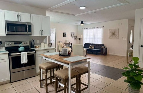 Berkeley Manor House | Entire home with Screened- In Pool , Fully Fenced.