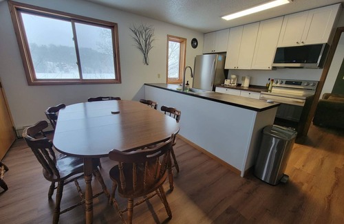 Upson House | ENTIRE LAKEFRONT 10-bedroom Chateau Getaway at Whitecap Mountains Resort