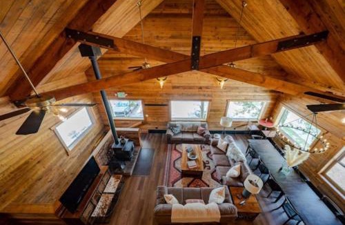 Clark Cabin | Entire Lodge - True North Adventure Lodge