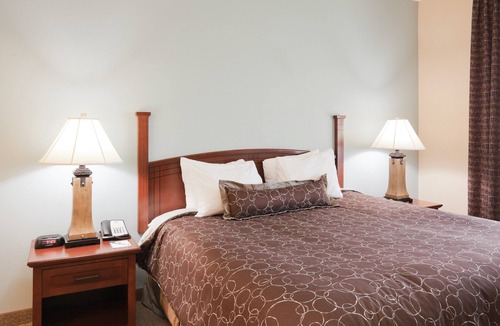 Lafayette Condo | Equipped King Suite | Free Daily Breakfast, Outdoor Pool + Hot Tub Access