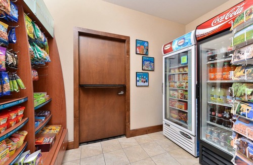 Northeast Heights Condo | Equipped King Suite | Free Daily Breakfast, Pool