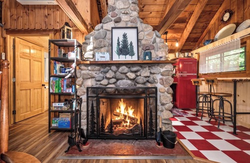 St Germain Cottage | Estrold's Resort- Pine Cabin