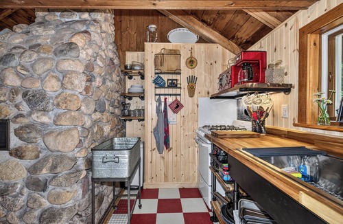 St Germain Cottage | Estrold's Resort- Pine Cabin