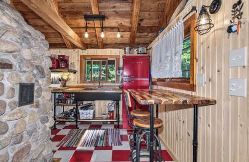 St Germain Cottage | Estrold's Resort- Pine Cabin