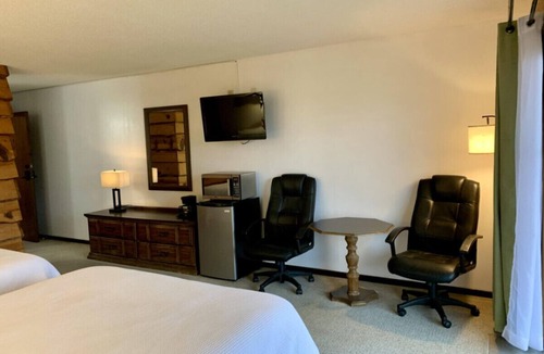 Tomahawk Cabin | Every Room with a Beautiful View of The Wisconsin River *