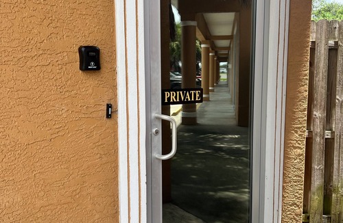 Sebring House | Exclusive & Private 2nd fl unit. 2-2 + bonus room, close to Sebring Raceway.