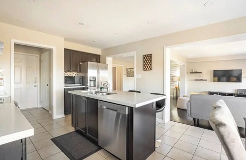 Mount Pleasant House | Executive 4BD/3BA home with Free Parking|Wi-fi|Office|Views|Park Access