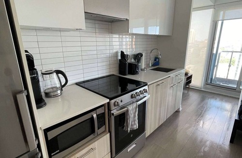 Downtown Toronto Apartment | Executive Studio w Balcony Steps to Eaton Centre