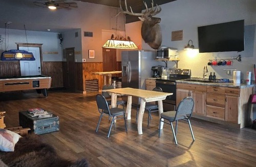 Custer House | Experience history of brothel, 4 bedrooms, 6 min from attractions. Pets friendly