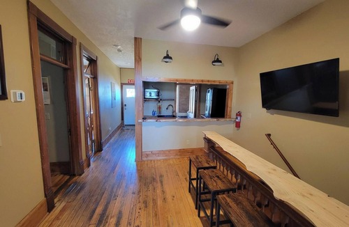 Custer House | Experience history of brothel, 4 bedrooms, 6 min from attractions. Pets friendly
