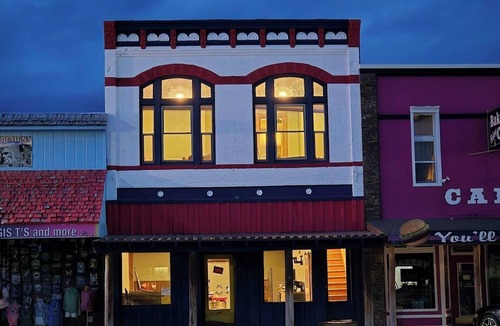 Custer House | Experience history of brothel, 4 bedrooms, 6 min from attractions. Pets friendly