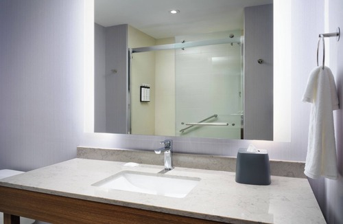 Melbourne Hotel | Experience Melbourne! 6 Miles Away from the Beach + Breakfast Included