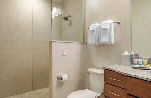 Central Business District Resort | Experience the Limelight: Modern 2Bd Suite Above New Orleans’ Theater District
