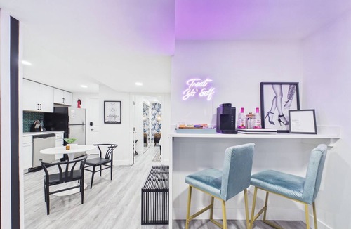 Wrigleyville Apartment | Expertly designed 2BR Art Deco sanctuary.