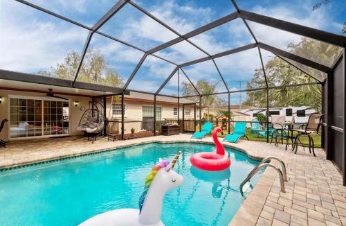 Brandon House | Exquisite Retreat with Heated Pool for 14 Guests, Pool Table Paradise!