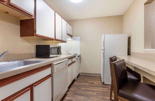 Warren Hotel | Extended Stay America Select Suites Detroit Warren