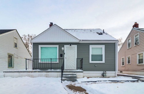 Inkster House | Extended Stay in Metro Detroit: Home w/Yard!