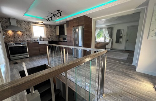 Whitby House | Fabulous 3 bedroom in Whitby. Main level.