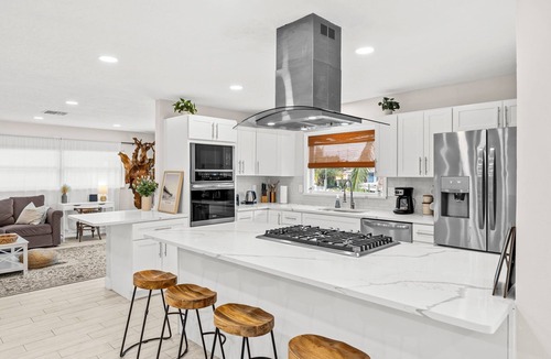 Venetian Way House | Family-Friendly Canal-Front Pool Home Near River & Beach! 🌴