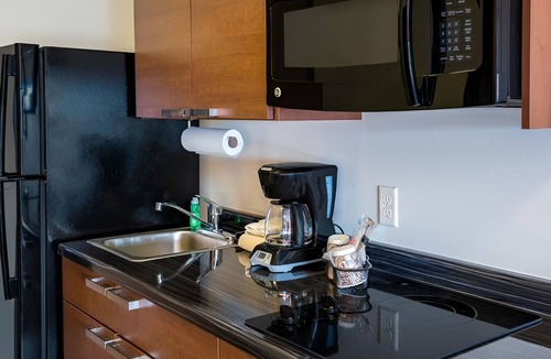 Council Bluffs Hotel | Family-Friendly Space with Kitchen Perfect for Trips to Omaha's Henry Doorly Zoo