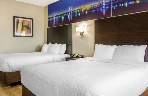Jeffersontown Hotel | Family Stay near Skyview Park | Free Parking & Breakfast + Indoor Pool Access!