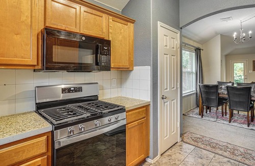 Fort Worth Cottage | Fenced Yard & Patio! Family Escape in DFW Suburbs