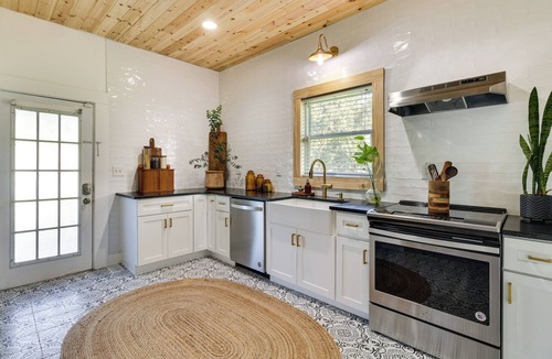 Winter Garden Cottage | Fire Pit & Yard: Updated Winter Garden Home!