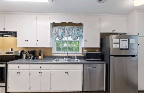 Gunter Afs House | Firepit & Patio- Mins to Dining- The Vaughnique