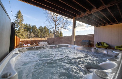 Custer Villa | Fireside Grove | Downtown Stay w/Hot Tub