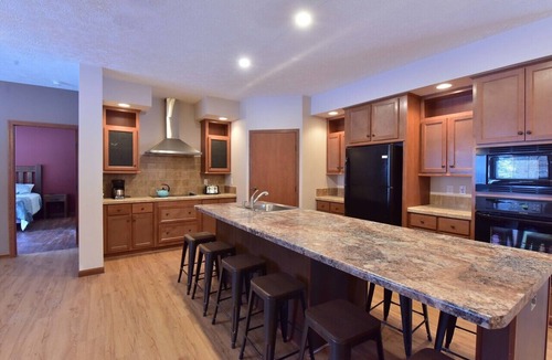 Spring Brook House | First Class "WILDWOOD" Sleeps 18/ADA/New Buck Hunter/Sunroom/Theater