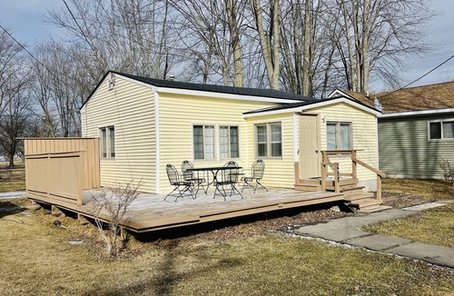 Pearl Beach Cottage | Fisherman's Cottage with lake access and dock private parking