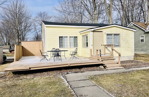 Pearl Beach Cottage | Fisherman's Cottage with lake access and dock private parking