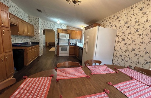 Fort White House | Florida Springs Escape, 10 Private Acres, 4 beds, just Mins to several Springs