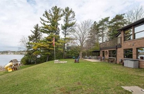 Peterborough House | Four bedroom - Two bathroom family retreat