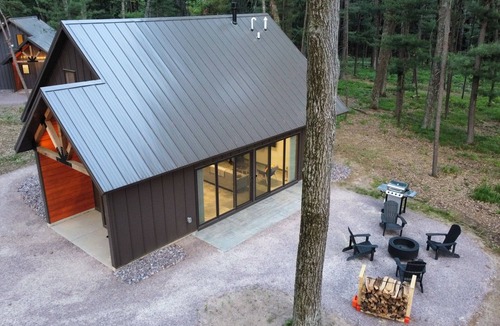 Wisconsin Dells Cabin | Fox Cabin @ Orange Tractor Retreat: 3BR ADA accessible cabin on 40 private acres